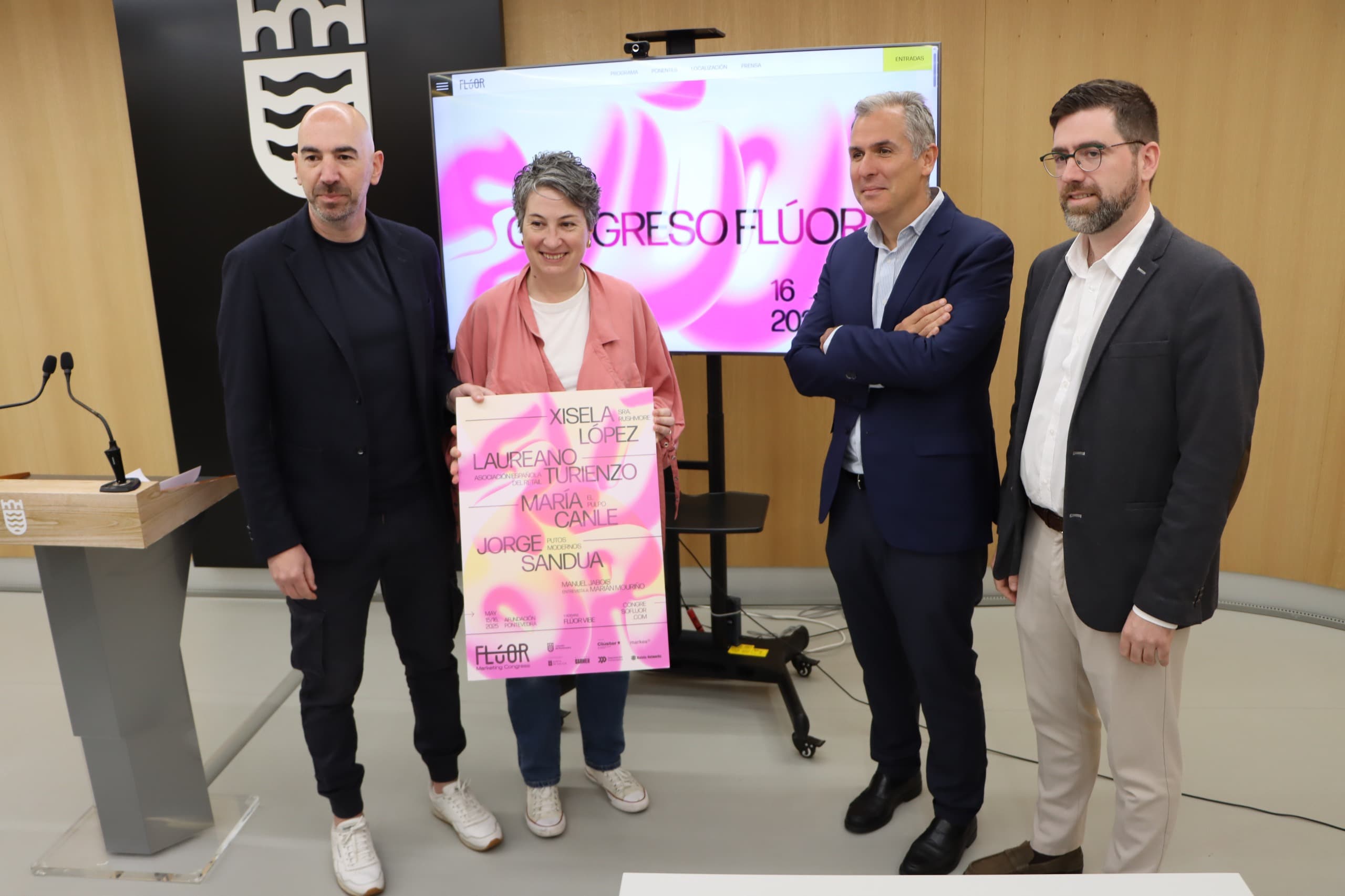 Evento con ponentes en un espacio moderno para celebraciones