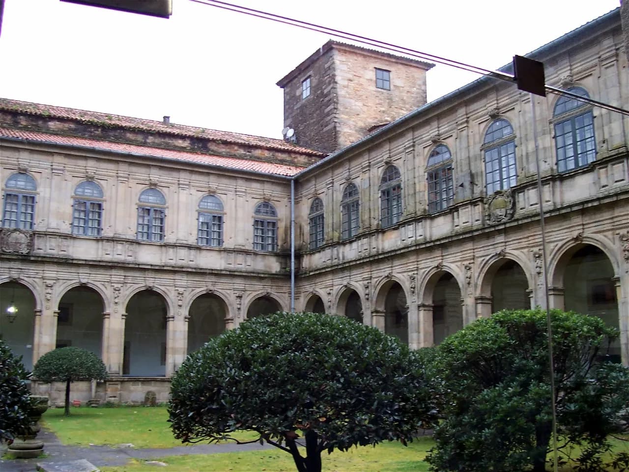 Patio interior con arcos y vegetación del Museo do Pobo Galego.