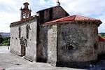 Vista lateral del ábside de la Iglesia de Santa María de Castrelos con tejado de teja
