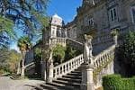 Vista lateral del Pazo de Lourizán con escalinata y jardines
