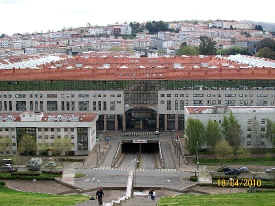 Vista exterior del complejo Área Central con edificios y entorno urbano
