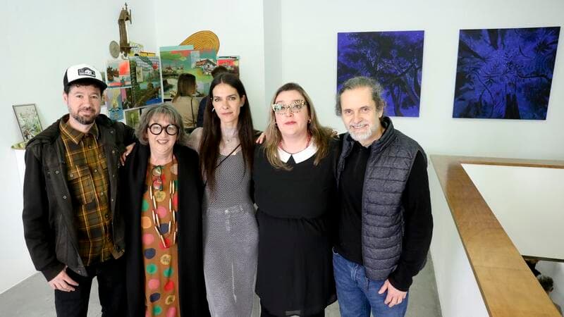 Grupo de personas en el interior de la Galería Trinta durante un evento o exposición