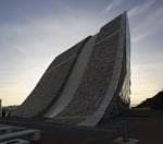 Perspectiva angular del Museo Centro Gaiás al atardecer, destacando su diseño curvo