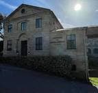 Fachada principal de la Casa Diocesana en día soleado