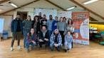 Grupo de personas en un taller o reunión dentro de una sala del Centro Don Bosco.