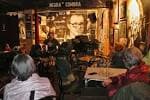 Presentación de evento literario en el Café Uf Negra Sombra con público