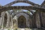 Interior de las ruinas góticas de Santa Mariña Dozo con arcos y cielo abierto