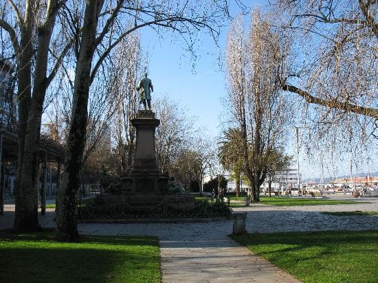 Vista general de los Jardines de las Avenidas con estatua y árboles