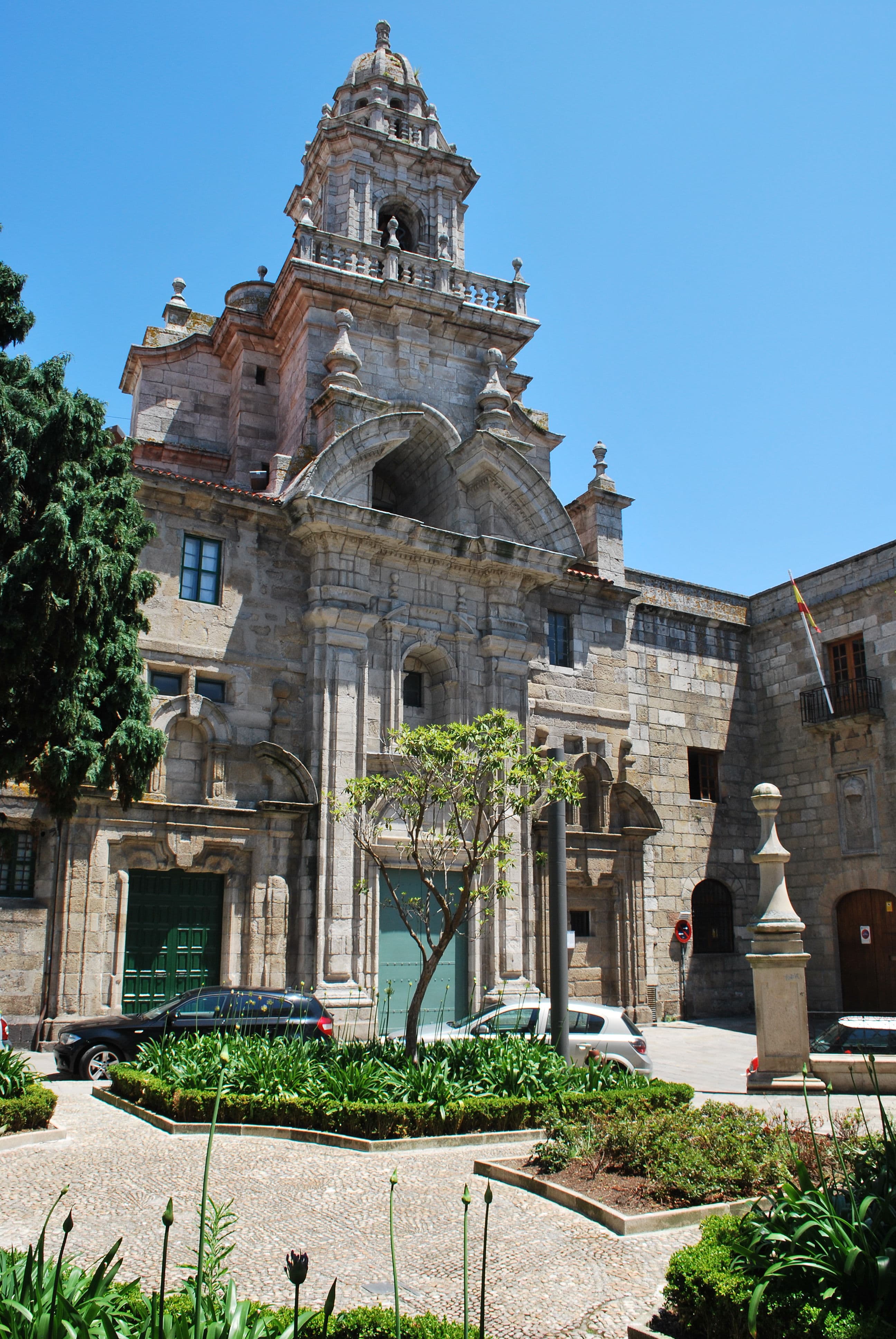 Vista exterior de la Iglesia y Convento de Santo Domingo con su torre campanario