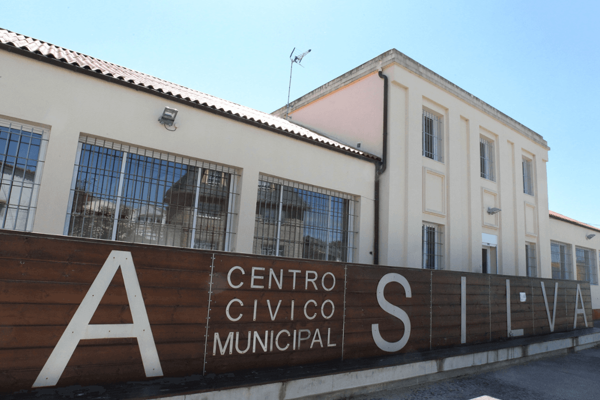 Vista exterior del Centro Cívico A Silva con su señalización