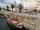 Embarcación clásica de madera amarrada en el muelle de Curuxeiras