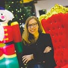 Decoración navideña con un cascanueces gigante y un trono rojo en el Centro Comercial Camelias