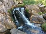Cascada principal del río Almofrei entre rocas
