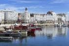 Puerto de A Coruña con barcos de pesca y las tradicionales galerías