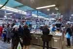 Interior del Mercado Municipal de Eusebio da Guarda con compradores y puestos