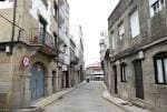 Calle estrecha y empedrada en el barrio marinero de Bouzas
