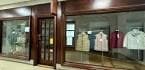 Fachada de un local comercial con escaparate de ropa en las galerías