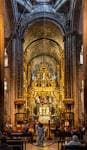 Interior de la Catedral de Santiago de Compostela con el altar mayor barroco
