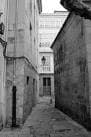 Callejón estrecho en blanco y negro en la Rúa Porta de Aires