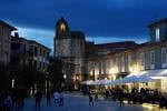 Ambiente nocturno en la plaza de la Basílica de Santa María la Mayor con terrazas iluminadas
