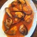 Plato de mejillones en salsa roja
