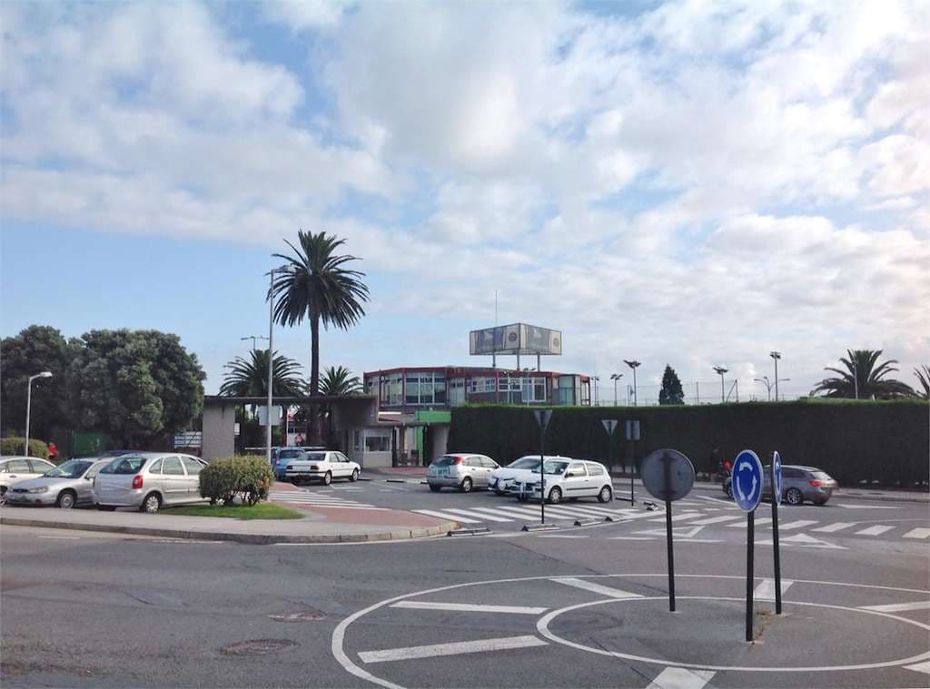 Vista exterior de la Real Sociedad Deportiva Hípica de La Coruña con acceso y aparcamiento