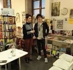 Yolanda Castaño y Eduard Velasco de pie en la librería durante un acto