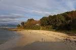 Panorámica de la Playa de La Fuente en Vigo con vegetación y mar