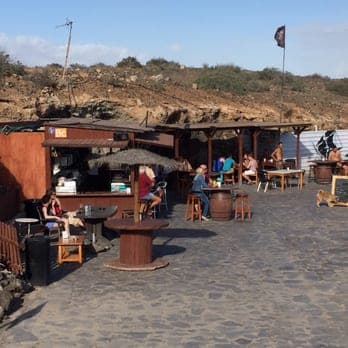 Vista exterior del Chiringuito O Pirata con mesas al aire libre