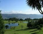 Vista panorámica del campo de golf con lagos y la ría de Vigo al fondo