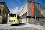 Vista exterior del CGAC con un autobús amarillo en primer plano, en Santiago de Compostela.