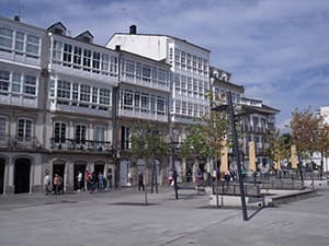 Vista de la Praza de San Marcos con edificios modernos y zona peatonal