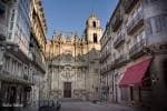 Vista panorámica de la Iglesia de Santa Eufemia desde la calle, con edificios a los lados