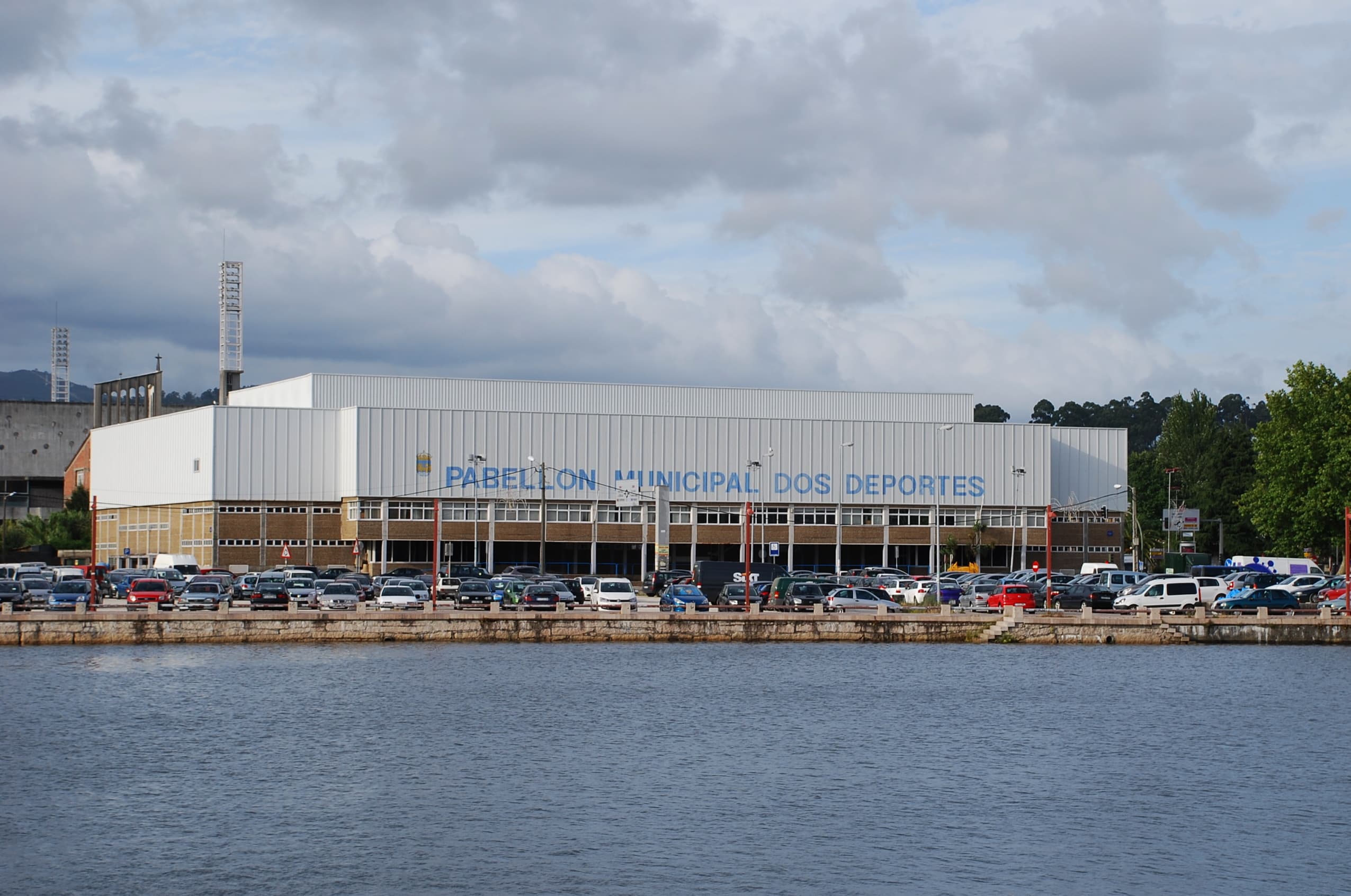 Vista exterior del Pabellón Municipal de Deportes de Pontevedra desde el río