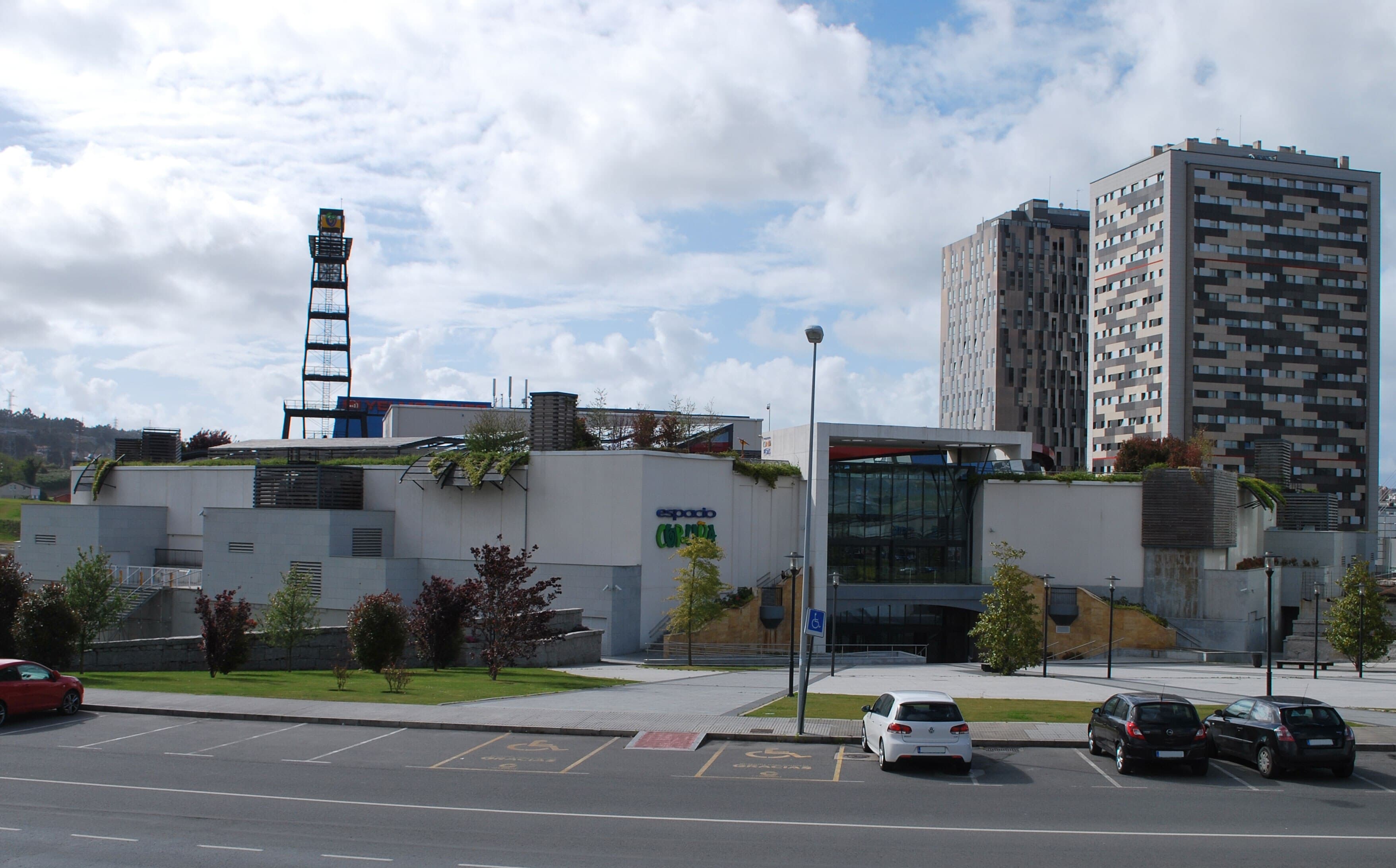 Vista urbana de edificios modernos en el entorno de la Plaza Emilio Jaspe Deza