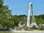 Imponente puente-escultura de diseño moderno en el parque