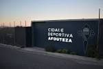Entrada principal de la Cidade Deportiva Afouteza con el cartel identificativo