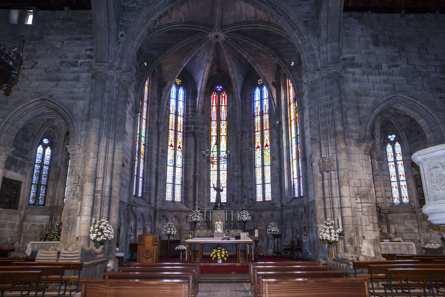 Interior de la Iglesia de San Francisco con el altar mayor y vidrieras góticas