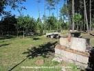 Zona de picnic con mesas de piedra y barbacoa en el Parque Forestal de Zamáns.