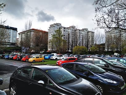 Vista de la Plaza de Agustín Díaz con coches aparcados y edificios residenciales