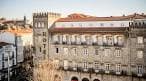 Vista panorámica del exterior del Hotel Compostela y sus alrededores