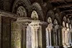 Detalle de los arcos y capiteles románicos del claustro de la Colegiata