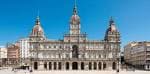 Primer plano de la fachada del Palacio Municipal de María Pita en un día soleado