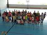 Gran grupo de alumnos y profesores en el pabellón deportivo