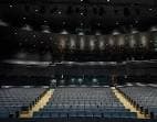 Vista panorámica del interior del auditorio con asientos vacíos