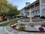 Exterior del Hotel O'Pazo con fuente y zona ajardinada.