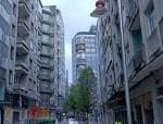 Perspectiva del Edificio Las Torres al final de una calle en Pontevedra
