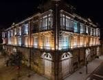 Vista exterior nocturna del Centro Cultural Marcos Valcárcel iluminado