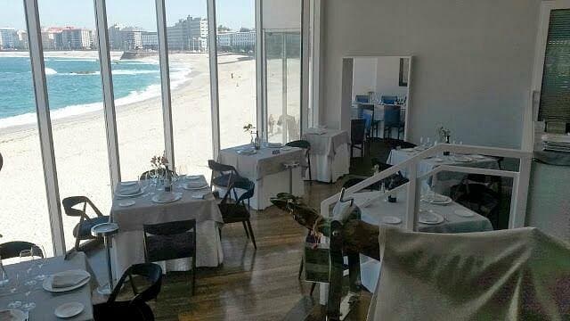 Interior del Playa Club con vistas panorámicas a la playa
