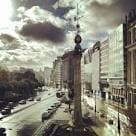Calle principal de A Coruña con el Obelisco dos Cantóns